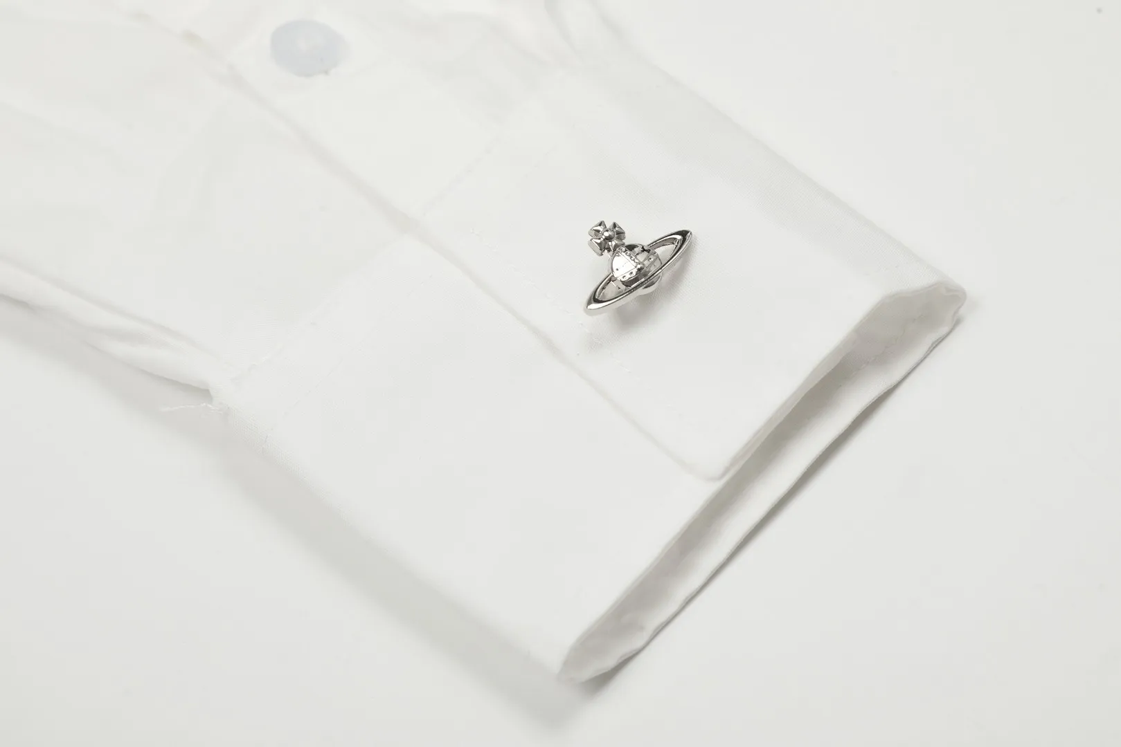 VIVI122#Same style for men and women" vivienne west wood Queen Mother Vivian Unisex style Casual suit style design shirt with metallic finishing touch on the cuffs Folding design of sleeves with high workmanship Double pressed seam patch design on the hem The upper body has a stylish design sense The white background picture details display effect is average The real texture quality far exceeds the picture The 3 colors are very versatile Color: Dark blue Black White Size: S M L